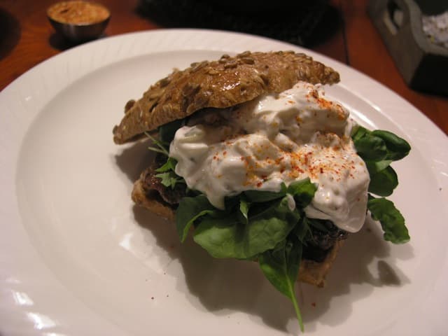 Hamburgare på vintervis & sallat från odlingen